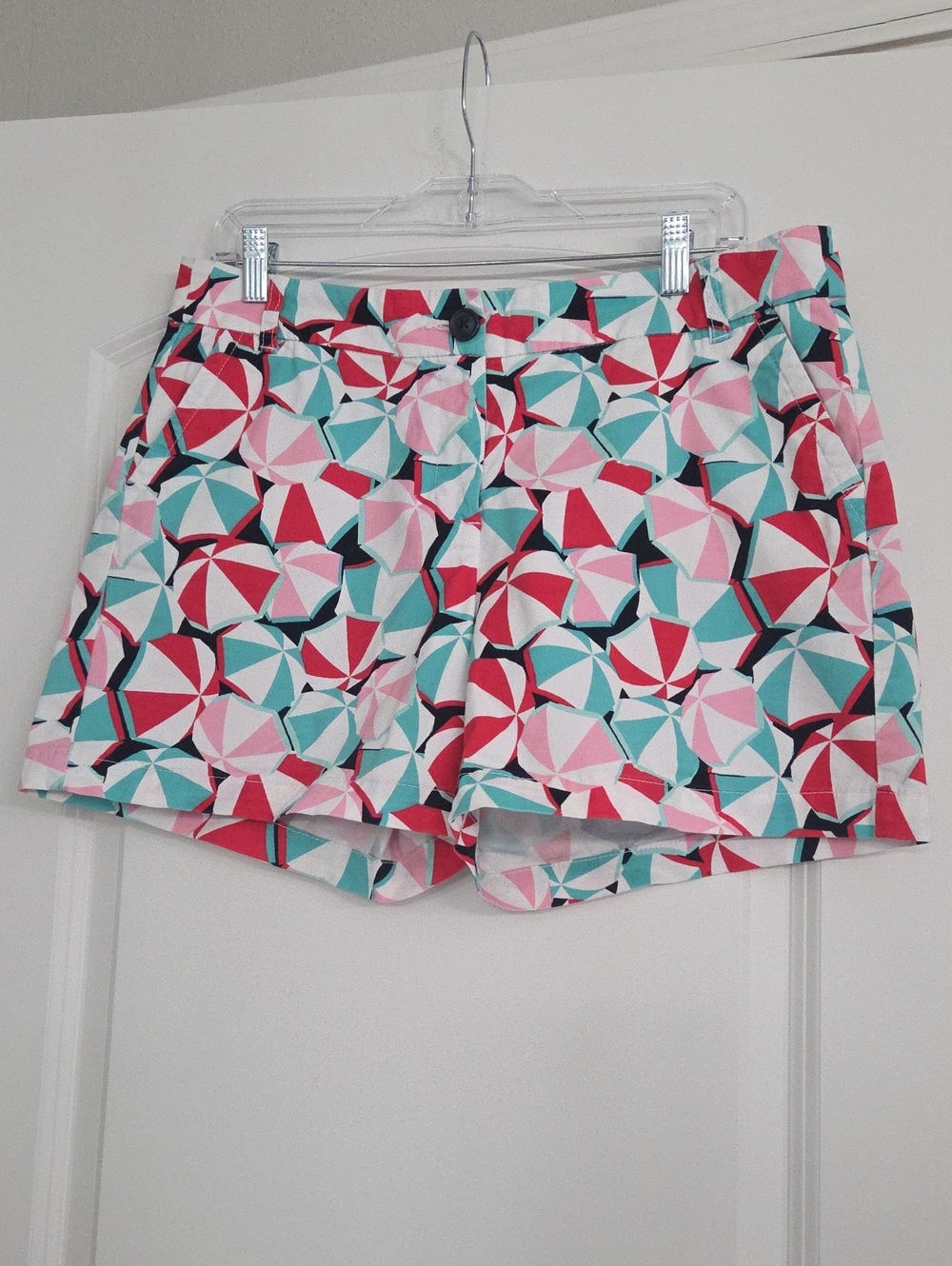 Adorable Crown & Ivy Shorts With A Fun Beach Umbrella Pattern. Great Condition🏖